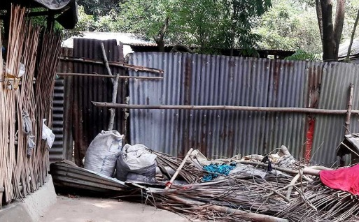 আদালতকে বৃদ্ধাঙ্গুলী  দেখিয়ে শাজাহানপুরের চেচুয়াপাড়ায় বসতবাড়ির সীমানা প্রাচীর ভাংচুর সদর দরজায় বেড়া