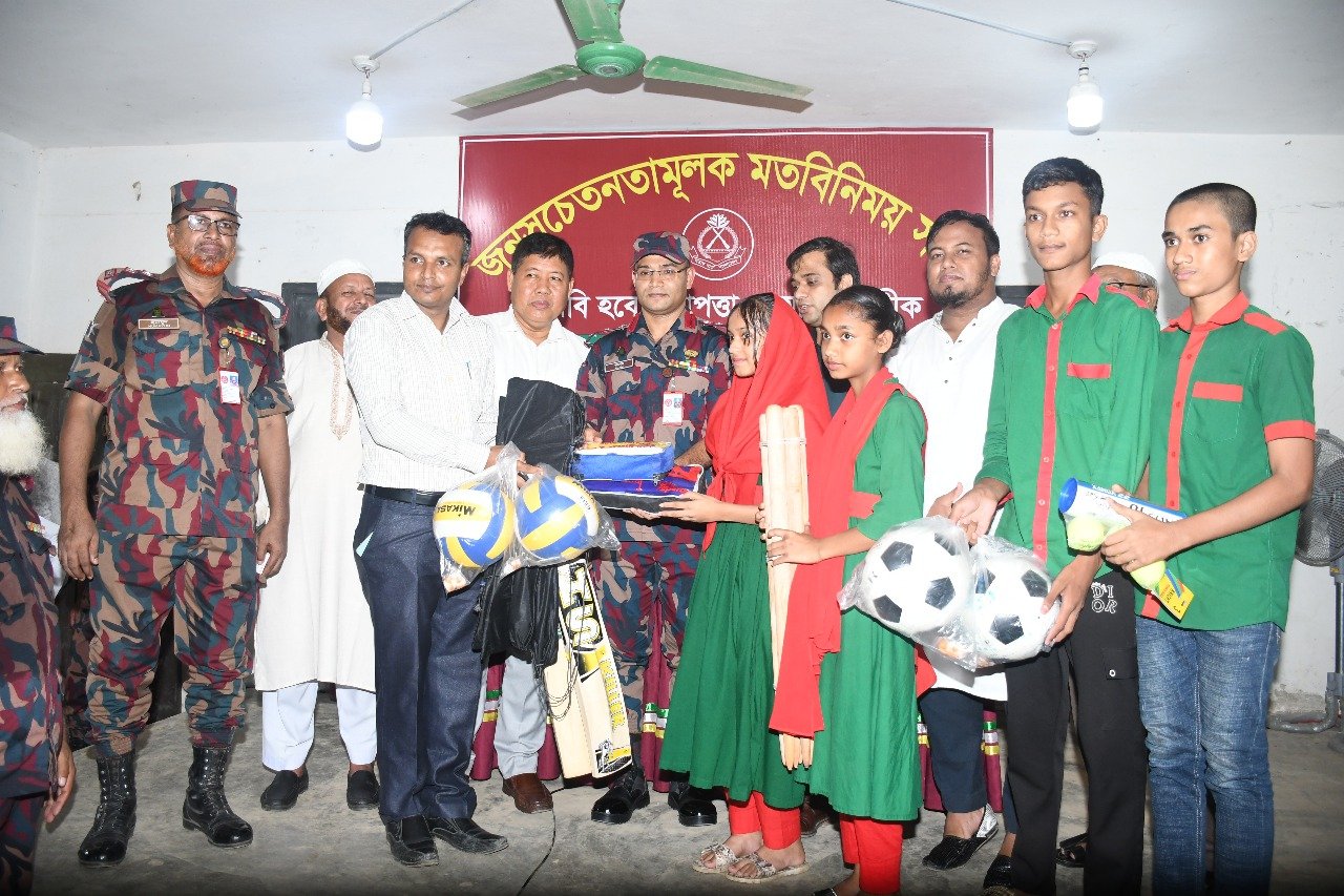 ষনাইক্ষ্যংছড়ির ঘুমধুমে বিজিবির জনসচেতনতামূলক সভা: মাইন বিস্ফোরণে আহতদের আর্থিক সহায়তা প্রদান, শিক্ষার্থীদের খেলাধুলার সামগ্রী এবং দুস্থ নারীদের সেলাই মেশিন বিতরণ