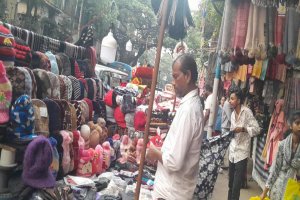 শীত পড়ার সাথে সাথে ভিন দেশীরা- শীতের পোশাক  সাজিয়ে বসে কলকাতায়।