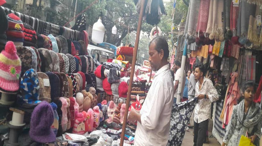 শীত পড়ার সাথে সাথে ভিন দেশীরা- শীতের পোশাক  সাজিয়ে বসে কলকাতায়।