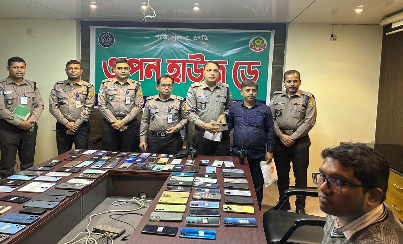 হারিয়ে যাওয়া ১০৫টি মোবাইল ফোন জিডি মূলে উদ্ধার করে প্রকৃত মালিকদের বুঝিয়ে দিলো পল্টন থানা পুলিশ