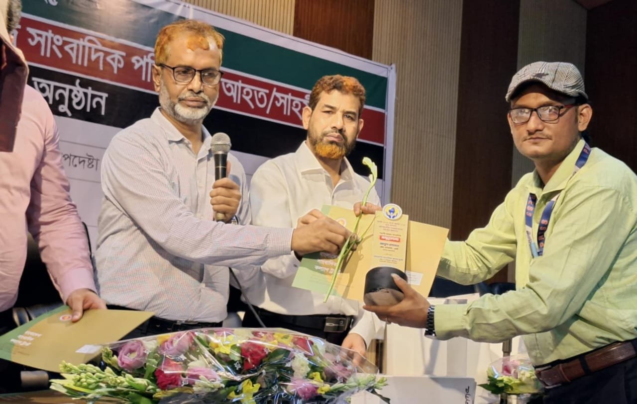 জুলাই গণঅভ্যুত্থানের সাহসী সাংবাদিকতায় আবুল হাসনাত তুহিনকে সম্মাননা