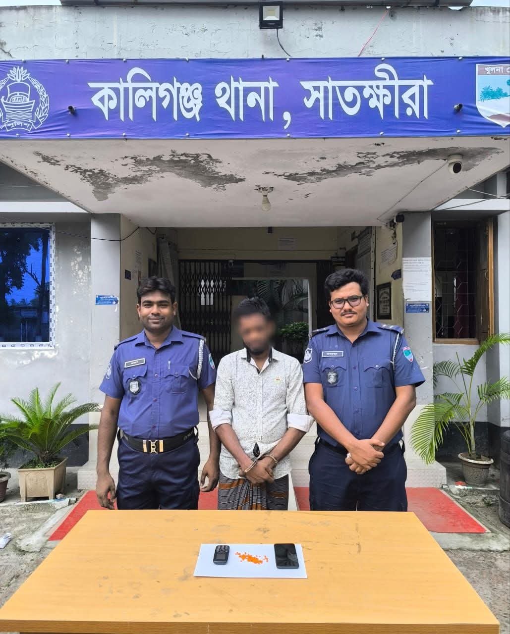 কালিগঞ্জে বিশেষ অভিযানে ৭৫ পিচ ইয়াবা ও ০২ টি মোবাইলসহ ০১ জন আসামী গ্রেফতার