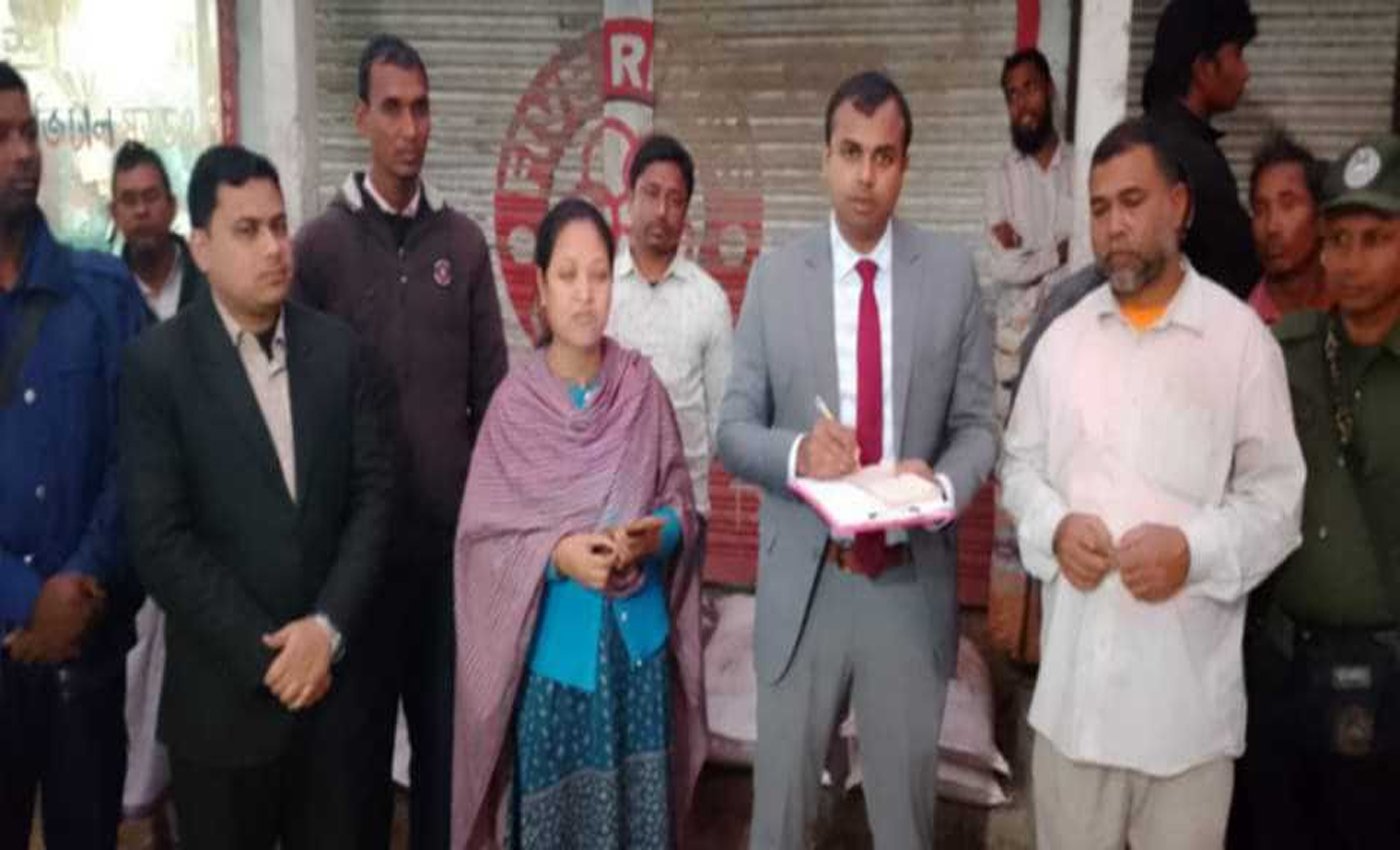 তারাগঞ্জে সারের কৃত্রিম সংকট সৃষ্টির দায়ে ব্যবসায়ীকে জরিমানা।