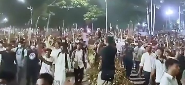 ১৬ জুলাই শহীদ মিনারে জড়ো হওয়া আন্দোলনকারীদের বিক্ষোভ