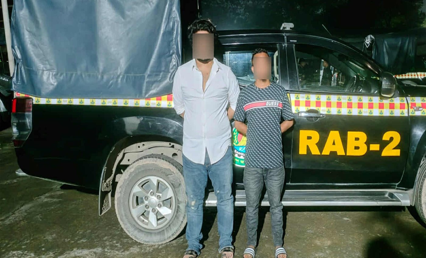 হাতেমবাগ থেকে বিদেশি পিস্তলসহ ২ অস্ত্রধারী গ্রেপ্তার করেছে র‌্যাব-২