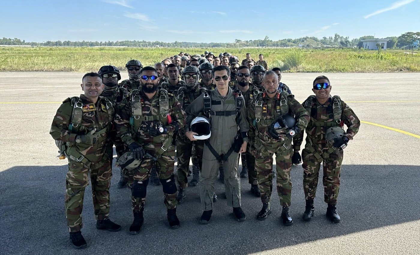 বিজয় দিবসে সর্বাধিক পতাকা হাতে প্যারাস্যুটিং, গিনেজ ওয়ার্ল্ড রেকর্ডে নাম বাংলাদেশের