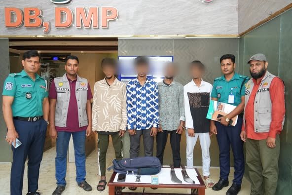 মগবাজারের গ্রিনওয়ে গলিতে চাঞ্চল্যকর ছিনতাইয়ের ঘটনায় চারজনকে গ্রেফতার