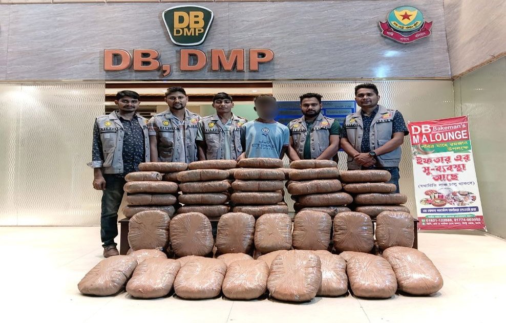 ধাওয়া করে বিশেষ কায়দায় লুকানো ৪০ লক্ষ টাকা মূল্যের গাঁজা ও পিকআপসহ মাদক কারবারি দেলোয়ারকে গ্রেফতার