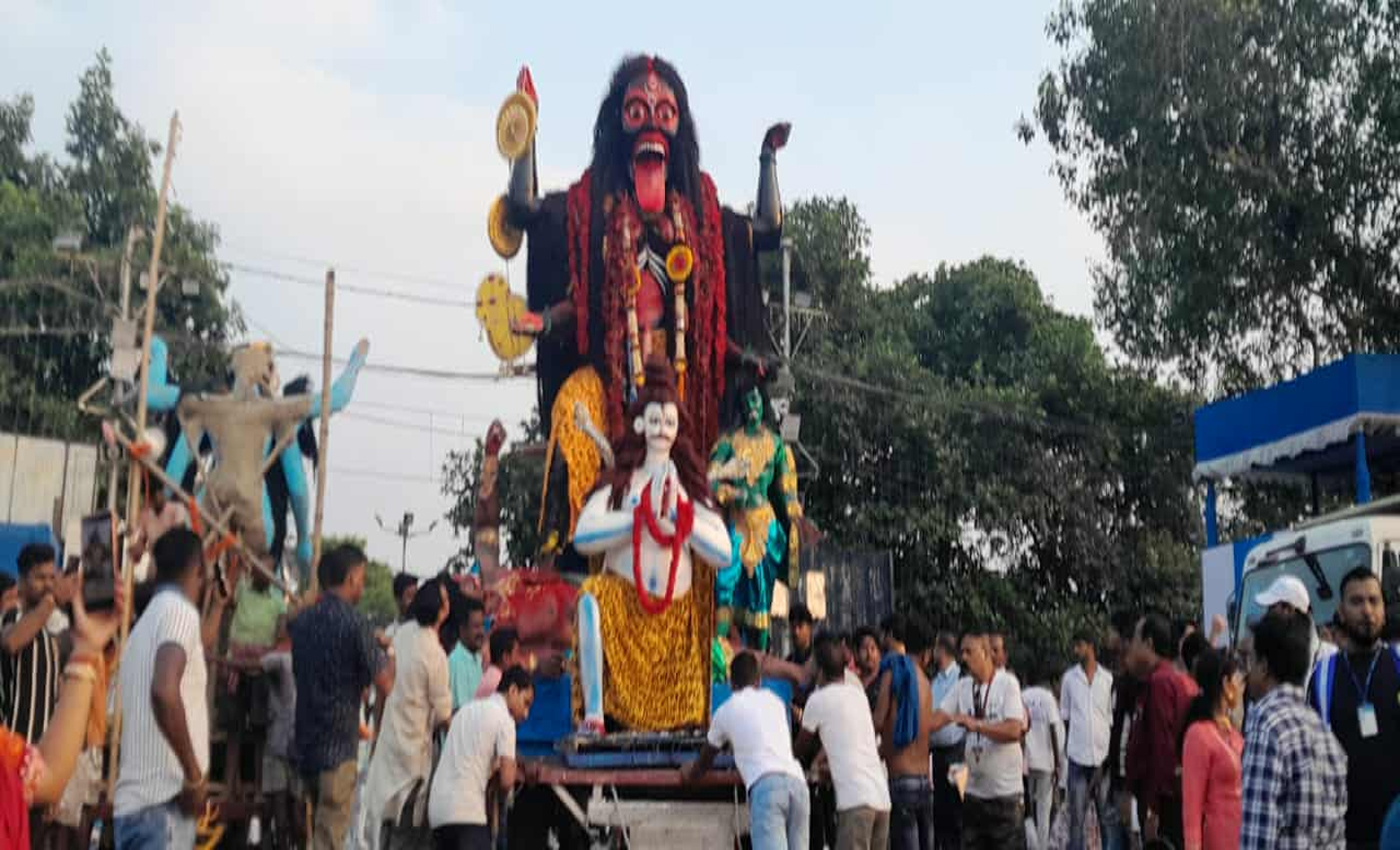 কলকাতার বাবুঘাটে চলছে, জাগ্রত চামুন্ডা কালী সহ অন্যান্য কালী প্রতিমার বিসর্জন