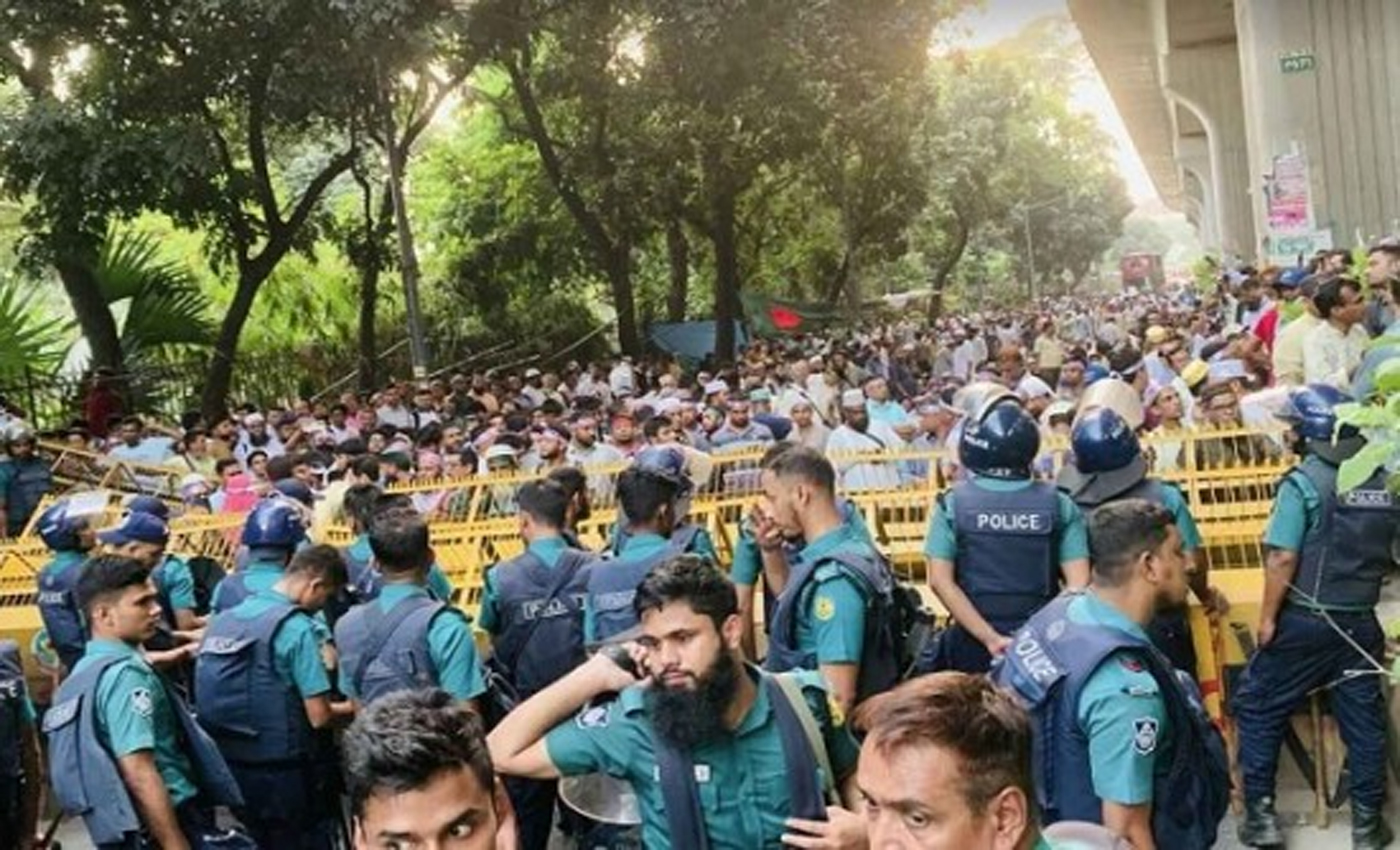 শিক্ষকদের ‘মার্চ টু সচিবালয়’ পুলিশ আটকে দিয়েছে