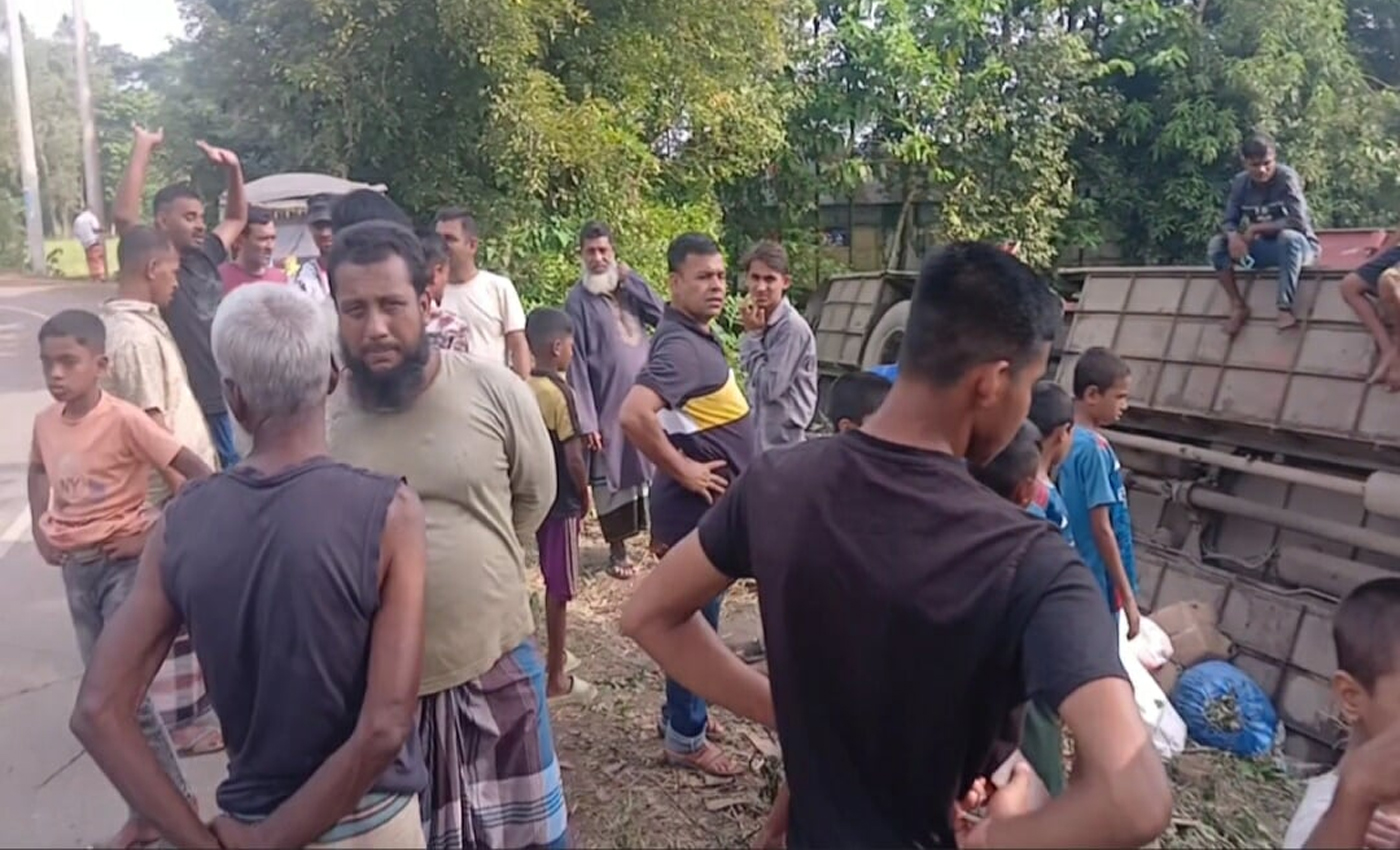 শান্তিগঞ্জে সাকিন বাস খাদে পড়ে ১৬ জন আহত