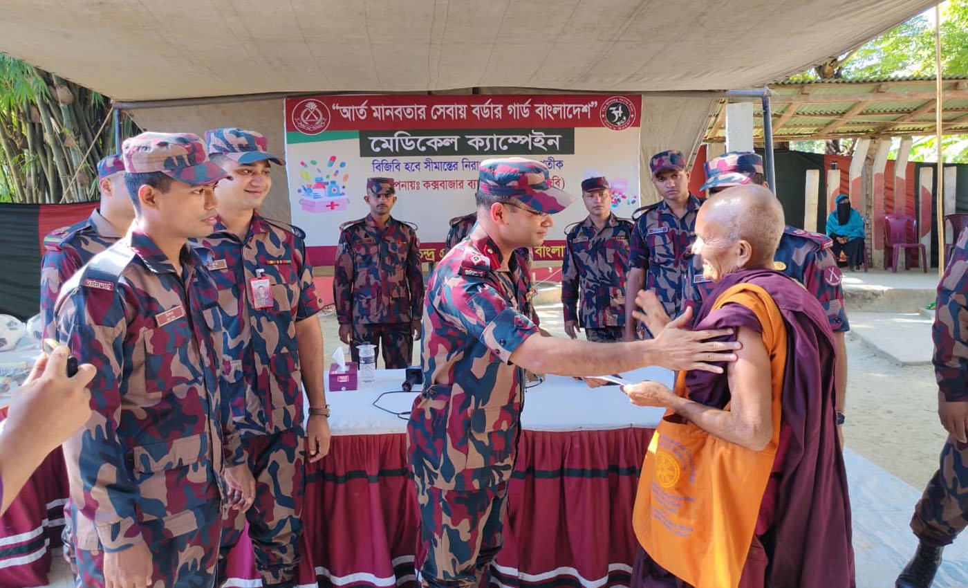 নাইক্ষ্যংছড়ি সীমান্তে ৩৪ বিজিবির বিনামূল্যে চিকিৎসা সেবা ও অনুদান বিতরণ
