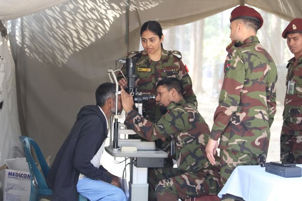 বাংলাদেশ সেনাবাহিনীর ব্যবস্থাপনায় চকরিয়ায় বিনামূল্যে চিকিৎসা ও চক্ষু শিবির আয়োজন
