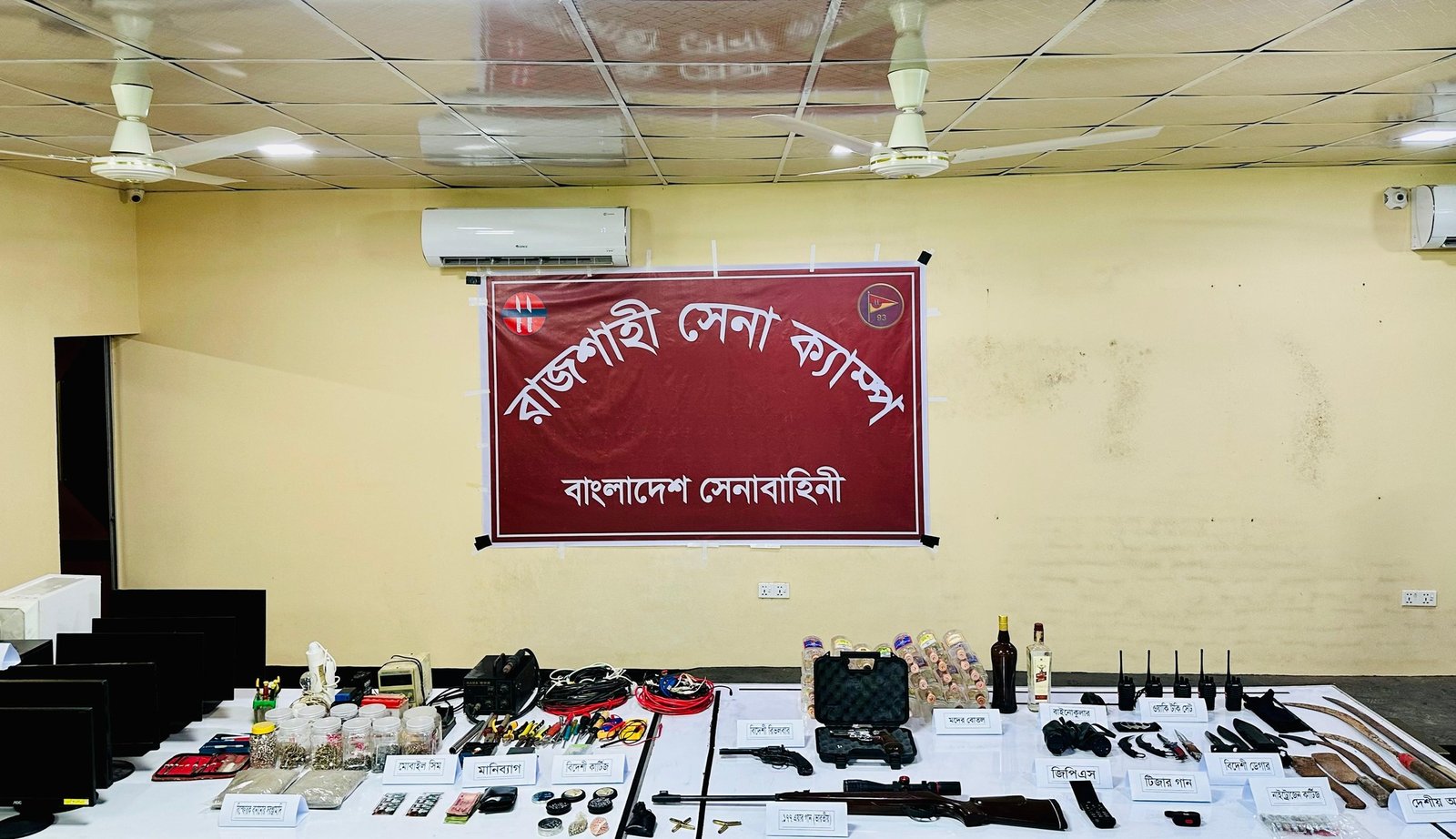 রাজশাহীতে বাংলাদেশ সেনাবাহিনীর বিশেষ অভিযানে বিপুল পরিমাণ অস্ত্র ও বিস্ফোরক উদ্ধার, আটক ৩