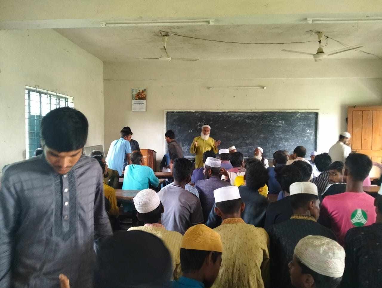 মধ্যনগরে নোয়াগাঁও দাখিল মাদ্রাসা প্রধান শিক্ষকের বিরুদ্ধে ছাত্রদের নকল এর বিনিময়ে টাকা  নেওয়ার অভিযোগ