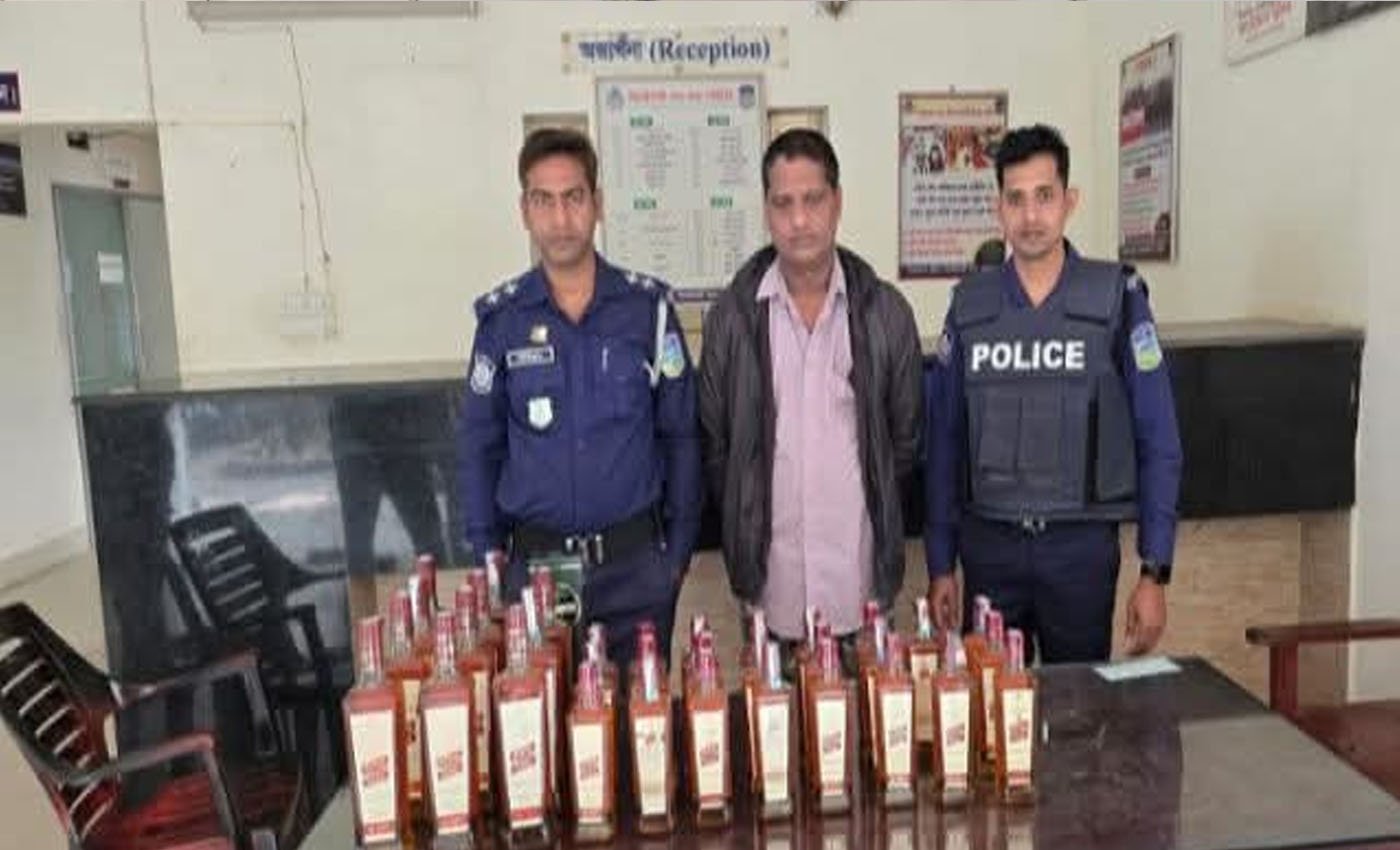 ঝিনাইগাতীতে পুলিশের অভিযান: ৩৫ বোতল ভারতীয় মদসহ অটোচালক আটক