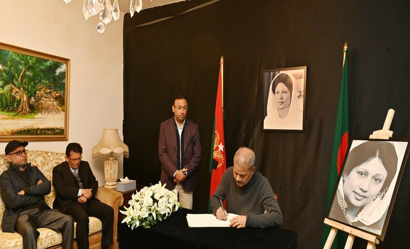 বেগম খালেদা জিয়ার মৃত্যুতে তিন উপদেষ্টার শোকবইয়ে স্বাক্ষর