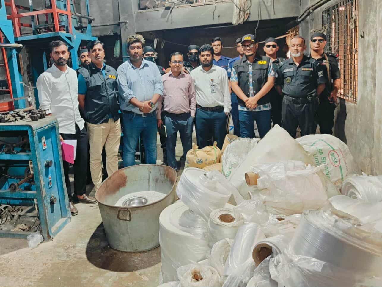 নিষিদ্ধ পলিথিনের বিরুদ্ধে বড়ো অভিযানে ৯ টন পলিথিন জব্দ এবং ৪ লক্ষ টাকা জরিমানা আদায়, সংযোগ বিচ্ছিন্ন।