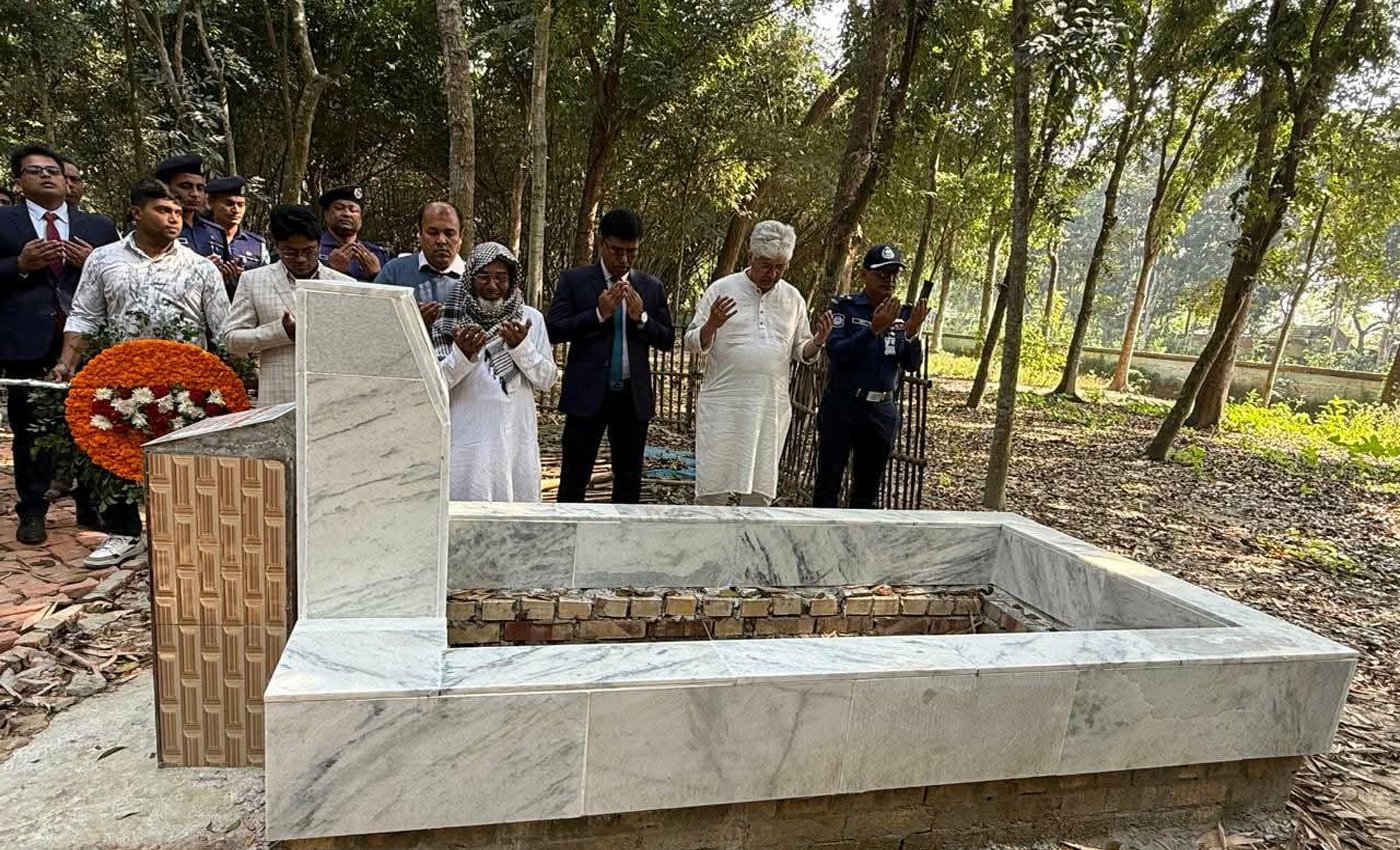 চুয়াডাঙ্গায় শহিদ শাহরিয়ার শুভ'র কবর জিয়ারত করলেন শিল্প উপদেষ্টা