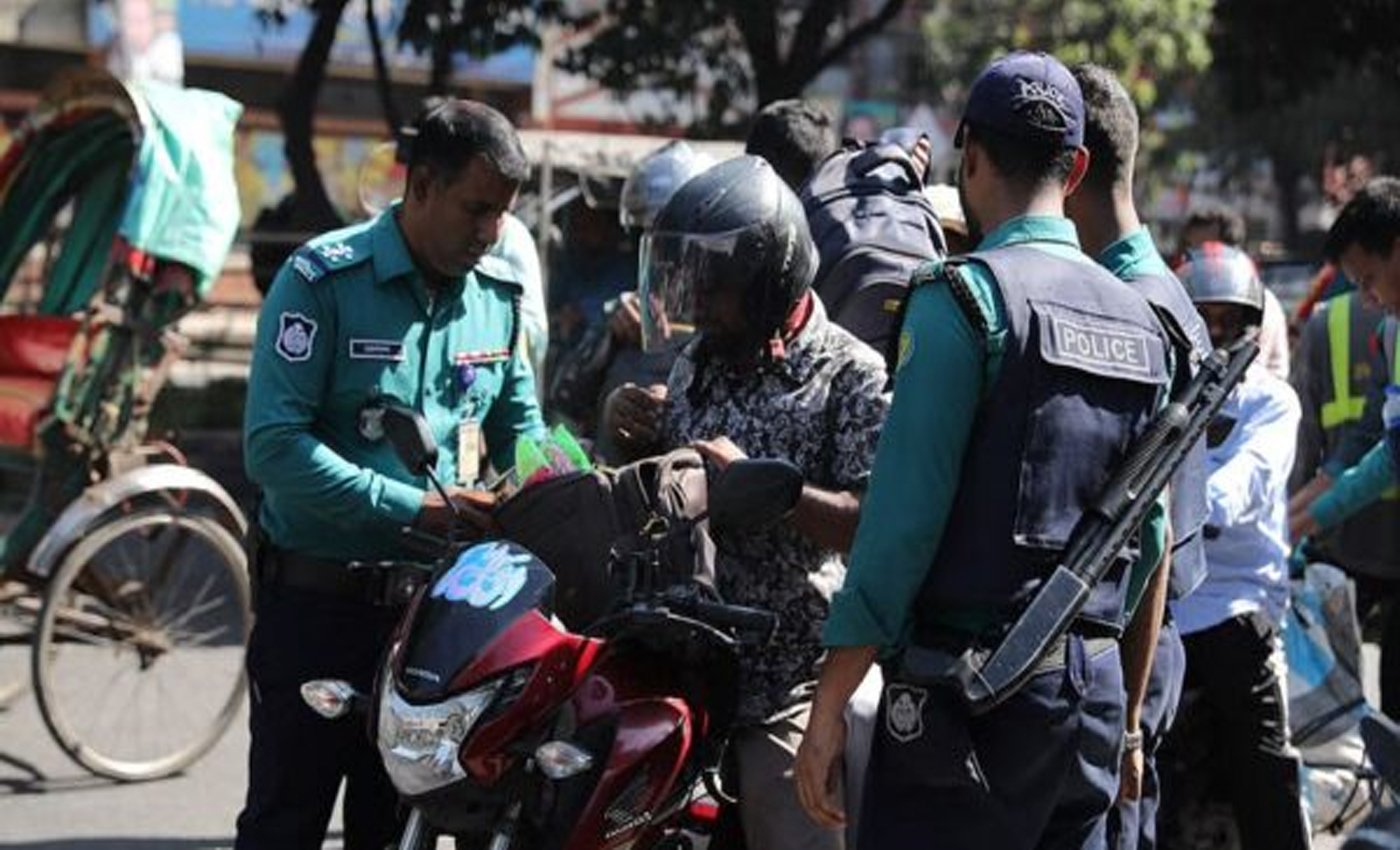 পুলিশের নিরাপত্তা চেকপোস্ট স্থাপন