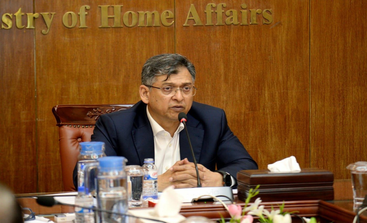 কর্মকর্তাদের স্বচ্ছতা ও জবাবদিহিতার সঙ্গে কাজ করার আহ্বান নবনিযুক্ত স্বরাষ্ট্র মন্ত্রীর