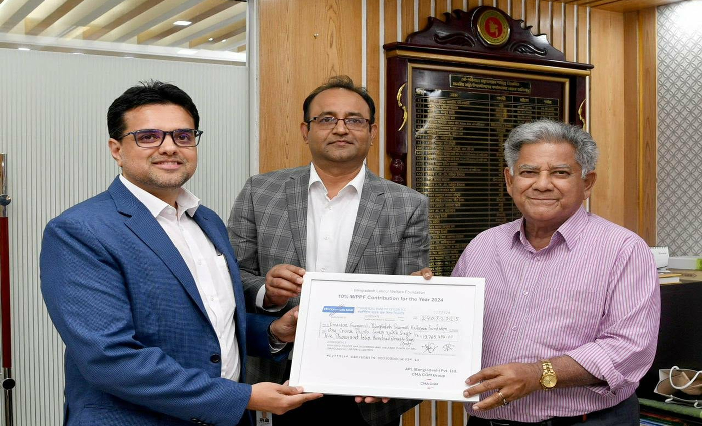 এপিএল ও ম্যারিকো বাংলাদেশ লিমিটেডের চেক হস্তান্তর শ্রমিক কল্যাণ ফাউন্ডেশনে