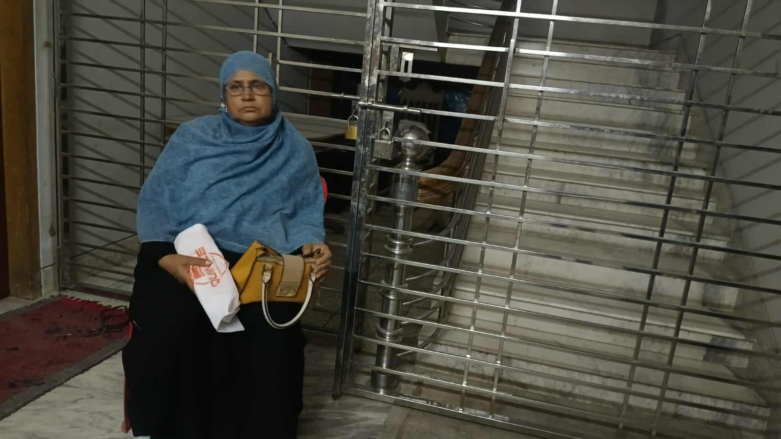 নওগাঁয় বাড়িতে মাকে ঢুকতে না দেওয়ার অপরাধে ছেলেসহ গ্রেপ্তার ৩