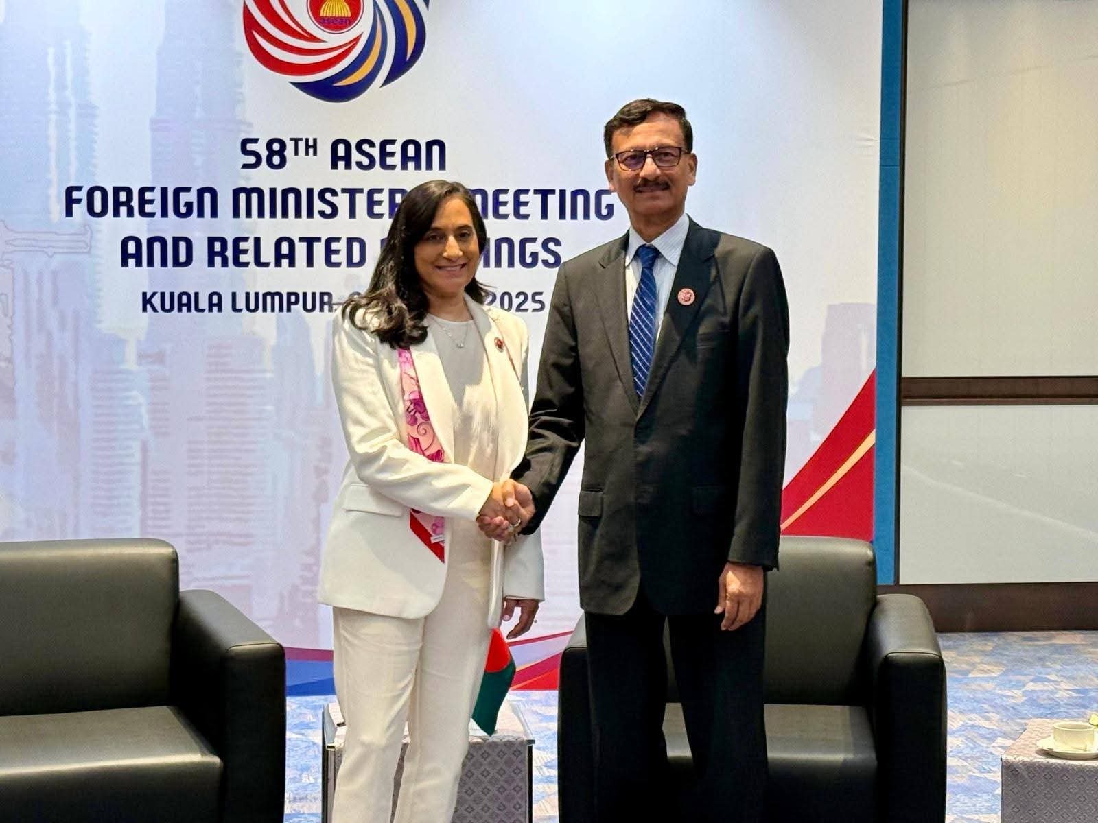 মালয়েশিয়ায় চীন ও কানাডার পররাষ্ট্রমন্ত্রীদের সাথে সাক্ষাৎ করেছেন পররাষ্ট্র উপদেষ্টা মো. তৌহিদ হোসেন।