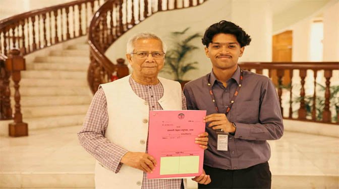 সাগর-রুনির সন্তান মেঘের হাতে পূর্বাচলের প্লটের দলিল হস্তান্তর করলেন প্রধান উপদেষ্টা