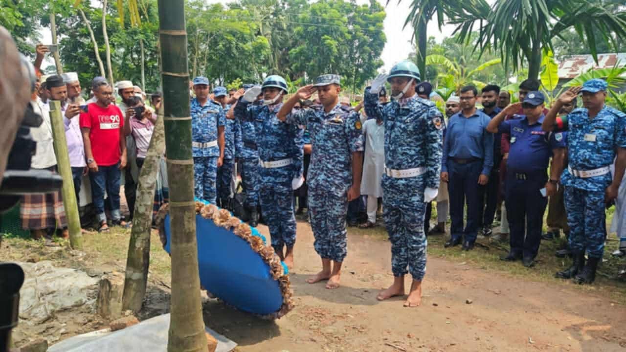 বিমান দুর্ঘটনায় নিহত ফাতেমার কবরে বিমান বাহিনীর শ্রদ্ধাঞ্জলি।