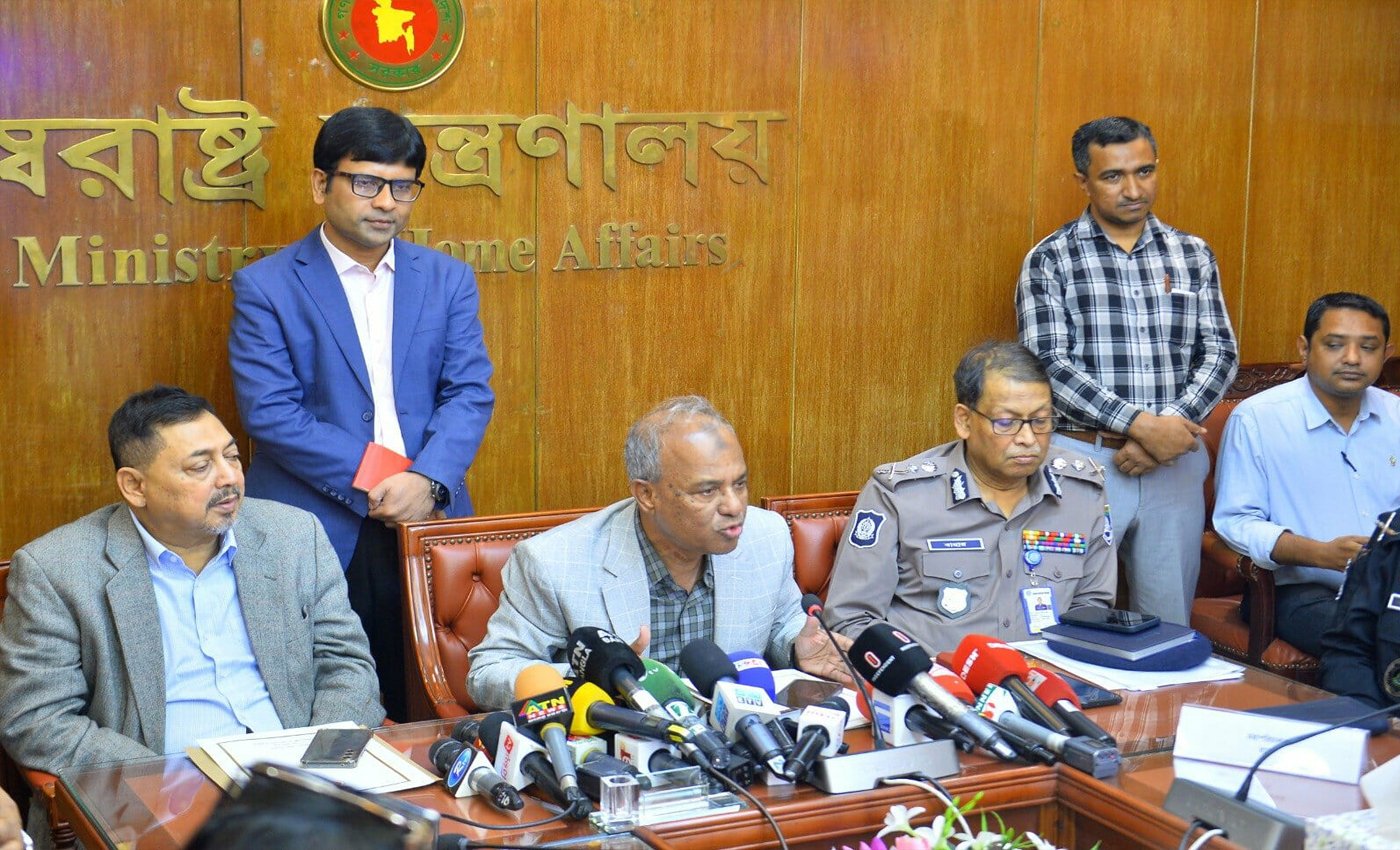 বাংলাদেশে কারো নিরাপত্তা নিয়ে শঙ্কা নেই- স্বরাষ্ট্র উপদেষ্টা