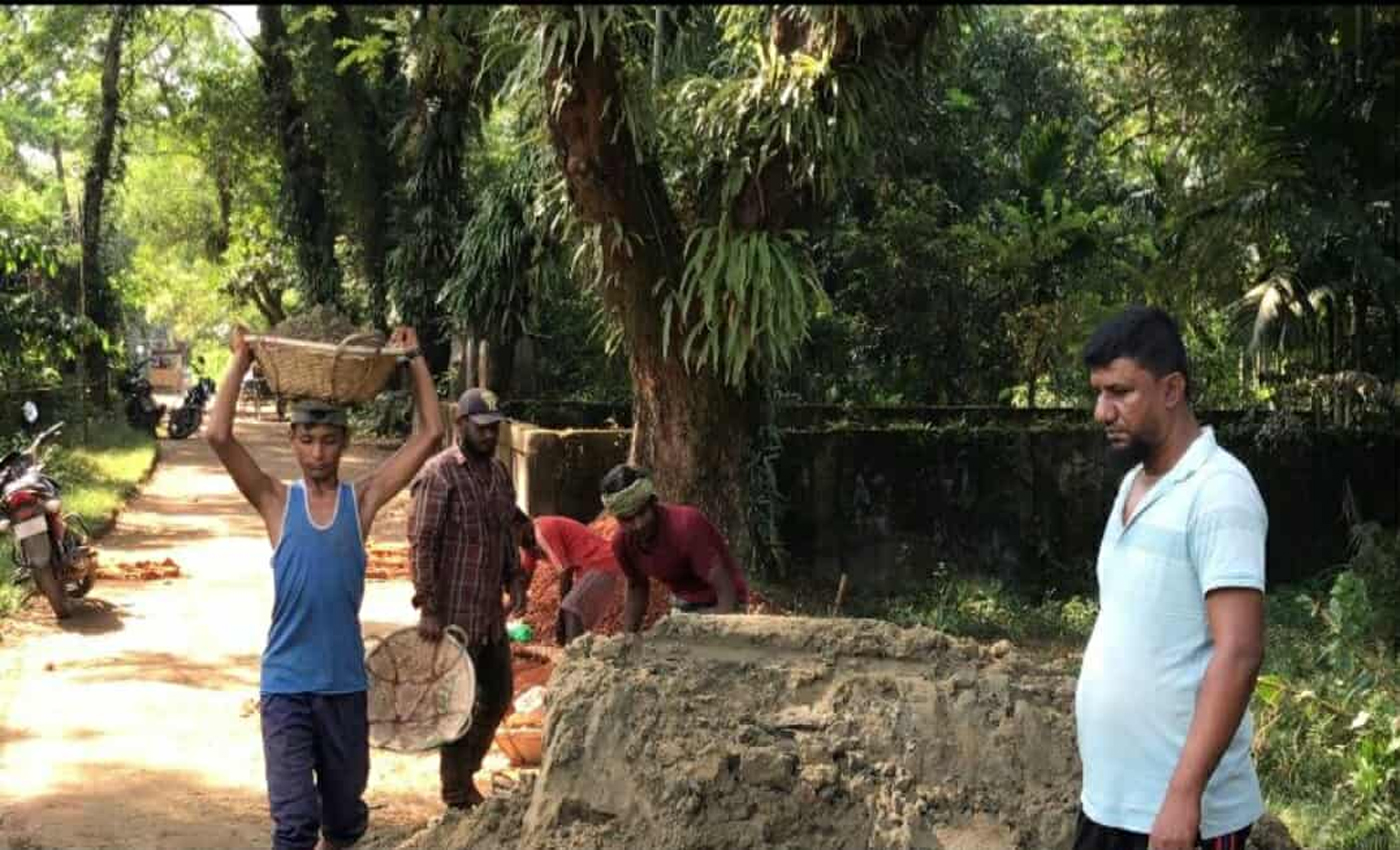 শ্রীরামসি প্রবাসীদের উদ্যোগে অবহেলিত রাস্তার সংস্কার কাজ শুরু