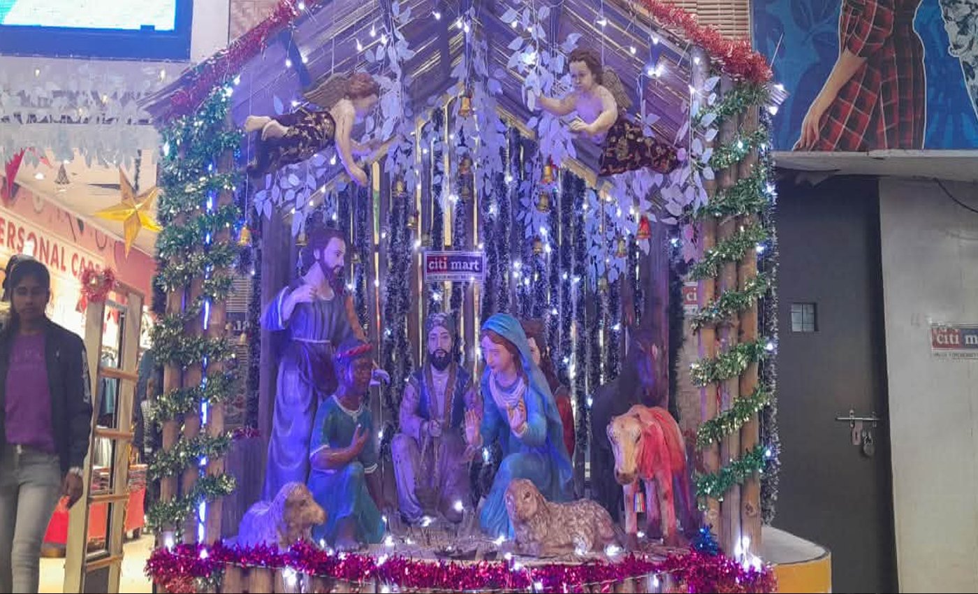 বড়দিনের সেজে উঠেছে বিভিন্ন চার্চ ও  রাস্তাঘাট - অন্যদিকে শীতের মার্কেট জমজমাট।