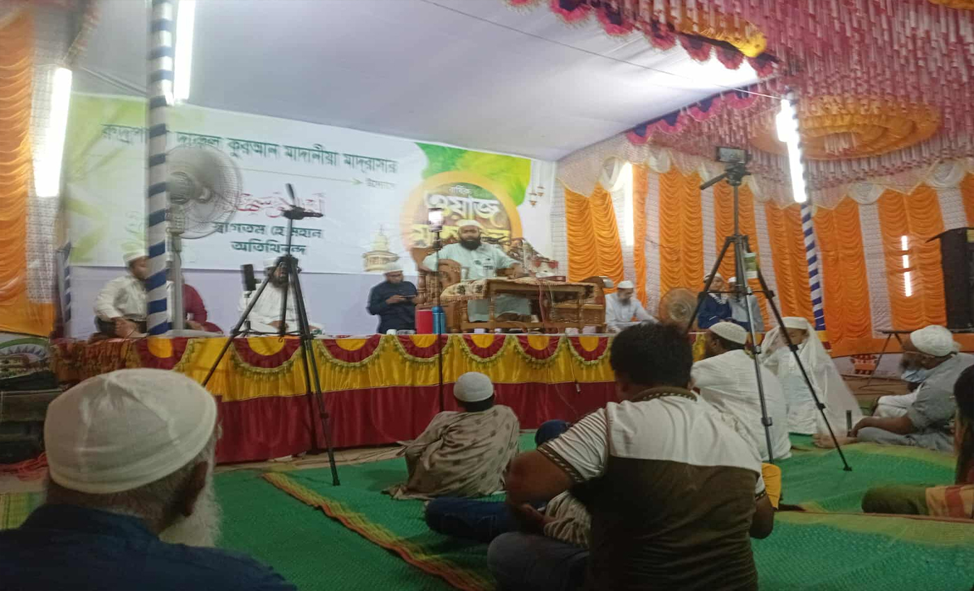 শ্রীনগরে রুদ্রপাড়া দারুল কুরআন মাদানিয়া মাদ্রাসার ২৪তম ওয়াজ মাহফিলে ৩২ লাখ টাকা অনুদান ও ২০০ বস্তা চাউল বিতরণ