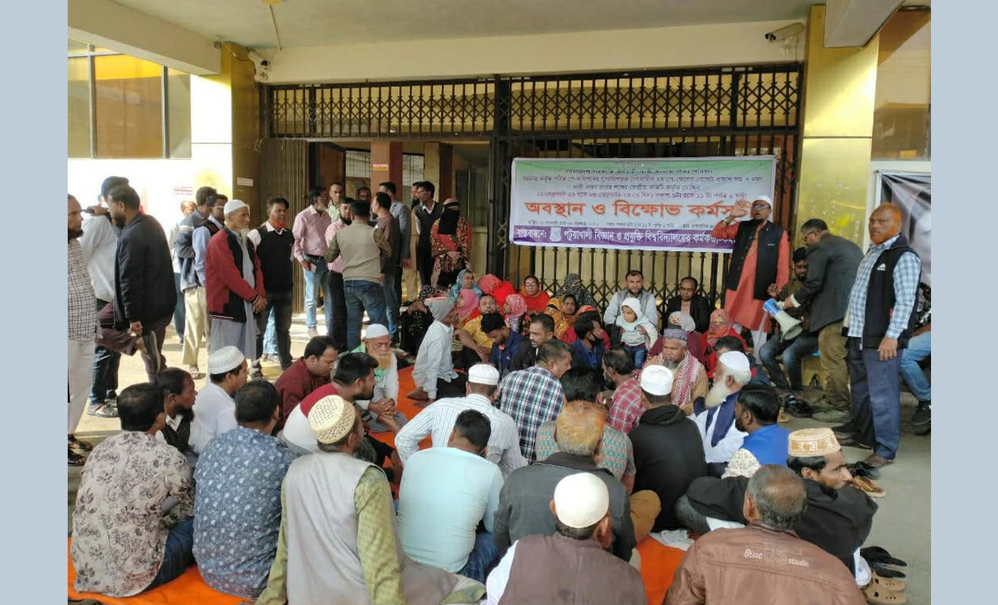 নবম পে-স্কেল গেজেট প্রকাশের দাবিতে পবিপ্রবিতে কর্মবিরতি ও অবস্থান ধর্মঘট