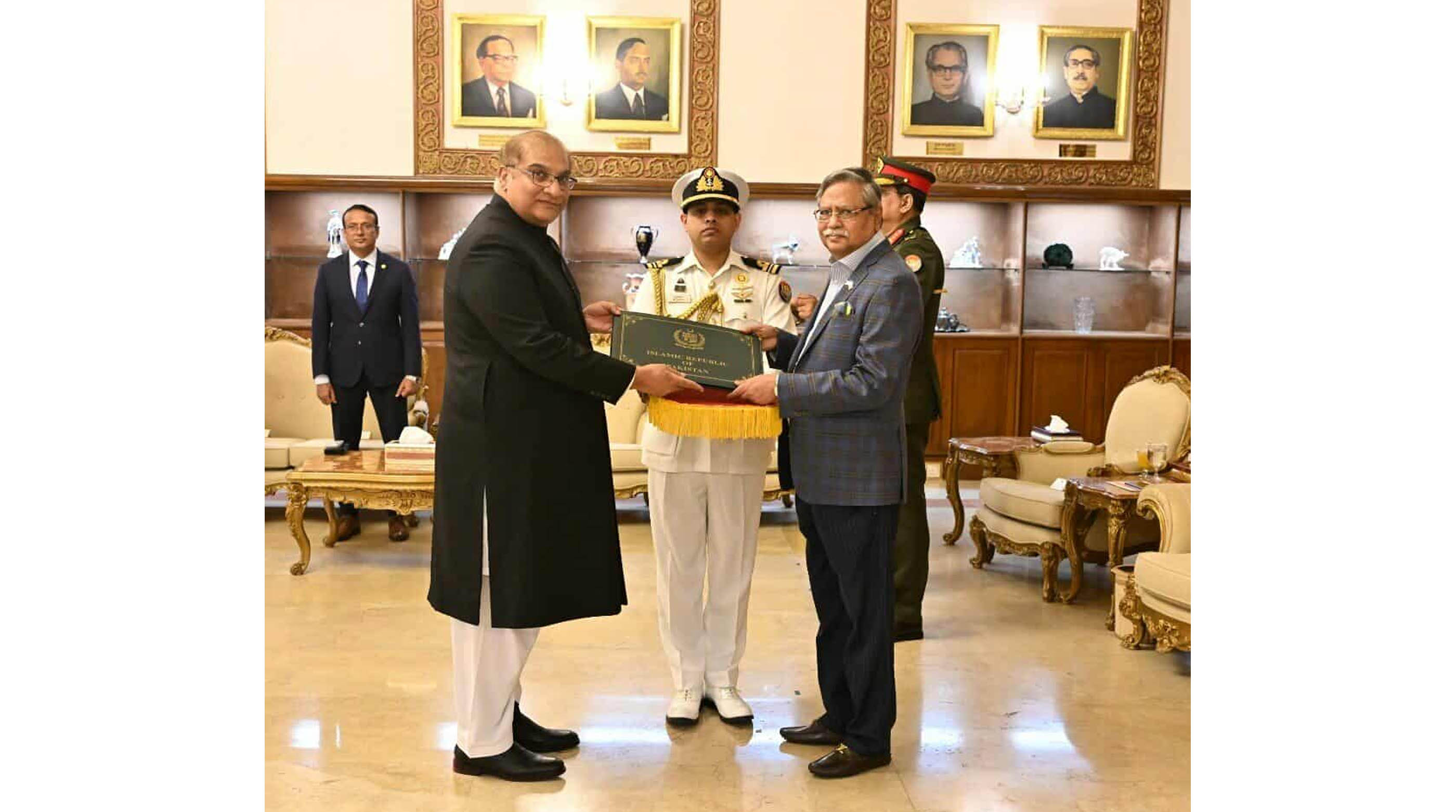 পাকিস্তানের হাইকমিশনার বাংলাদেশের রাষ্ট্রপতির কাছে পরিচয়পত্র পেশ করলেন