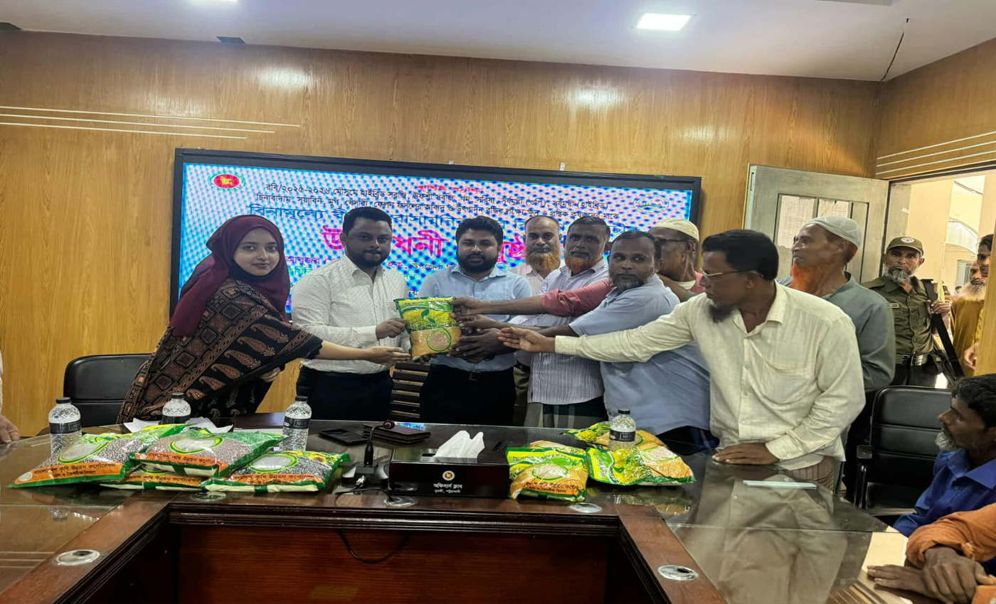 দুমকিতে ক্ষুদ্র ও প্রান্তিক কৃষকদের মাঝে বিনামূল্যে বীজ ও সার বিতরণ শুরু