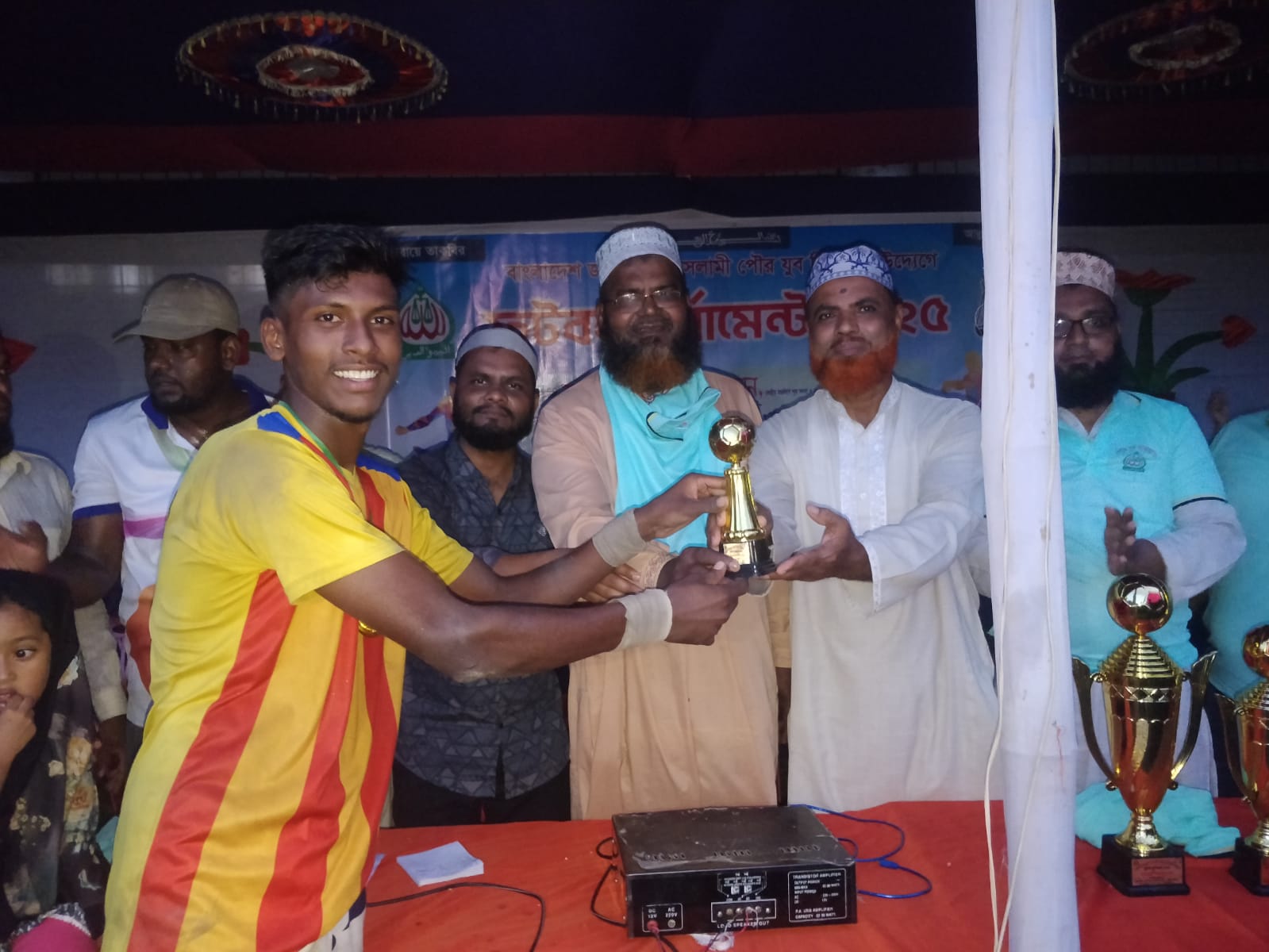 মহেশপুরে ফুটবল টুর্নামেন্টের পুরস্কার বিতরণী অনুষ্ঠান