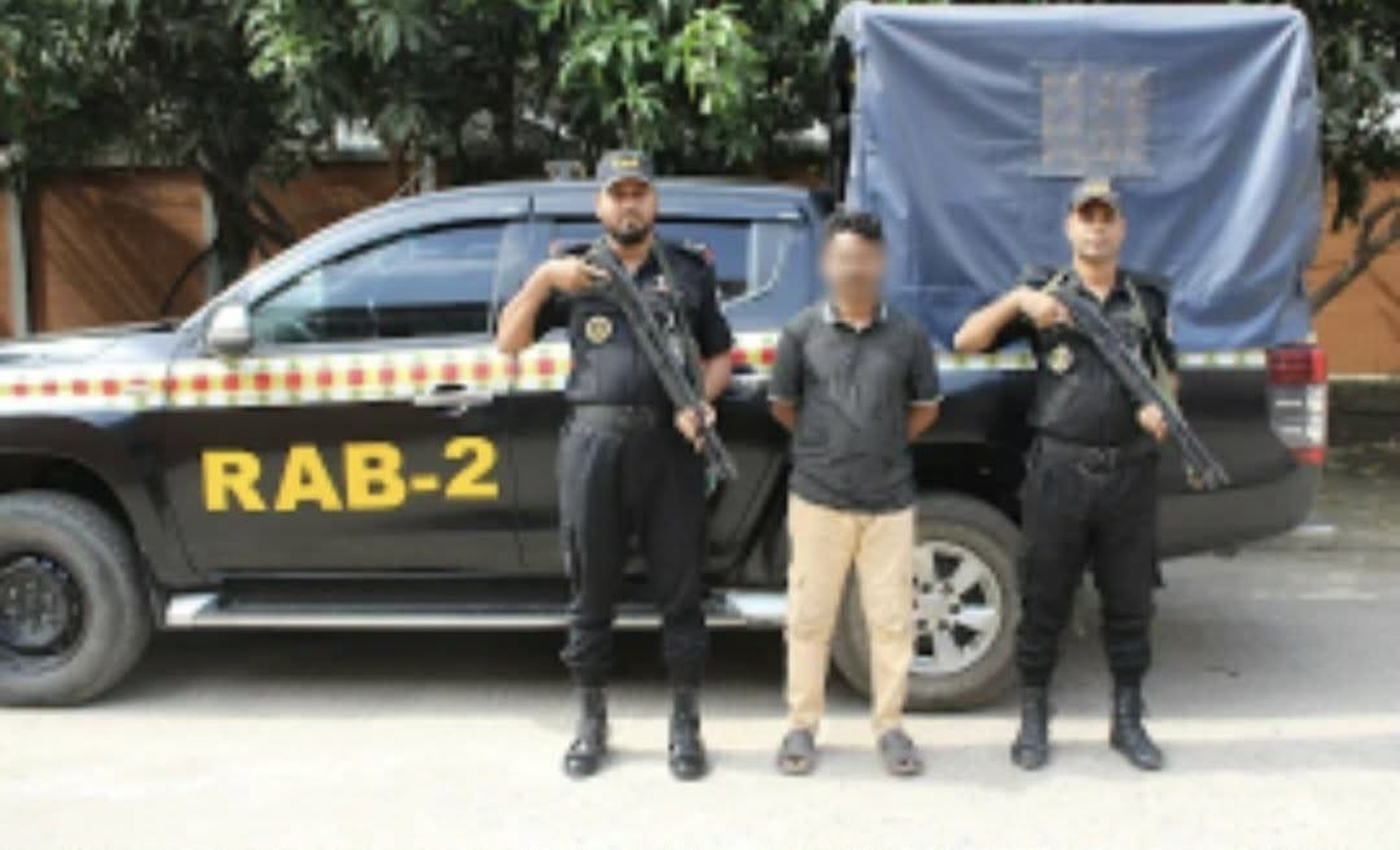 গোল্ডেন স্ট্রিটে র‌্যাবের অভিযানে বিদেশি পিস্তলসহ অস্ত্রধারী গ্রেপ্তার