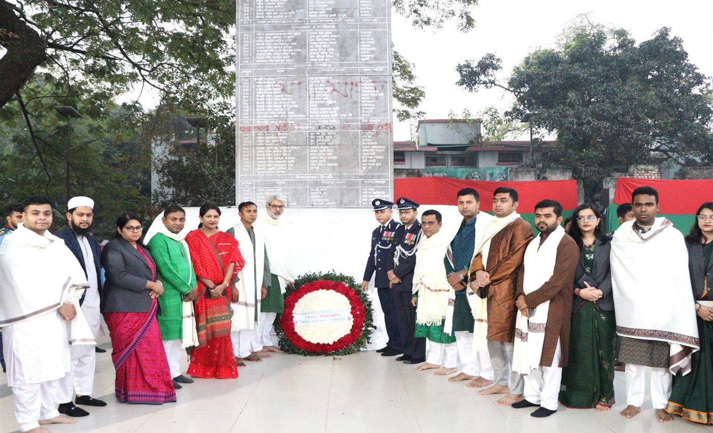 গাজীপুরে মহান বিজয় দিবসে শহীদ স্মৃতিস্তম্ভে পুলিশ শ্রদ্ধাঞ্জলি প্রদান