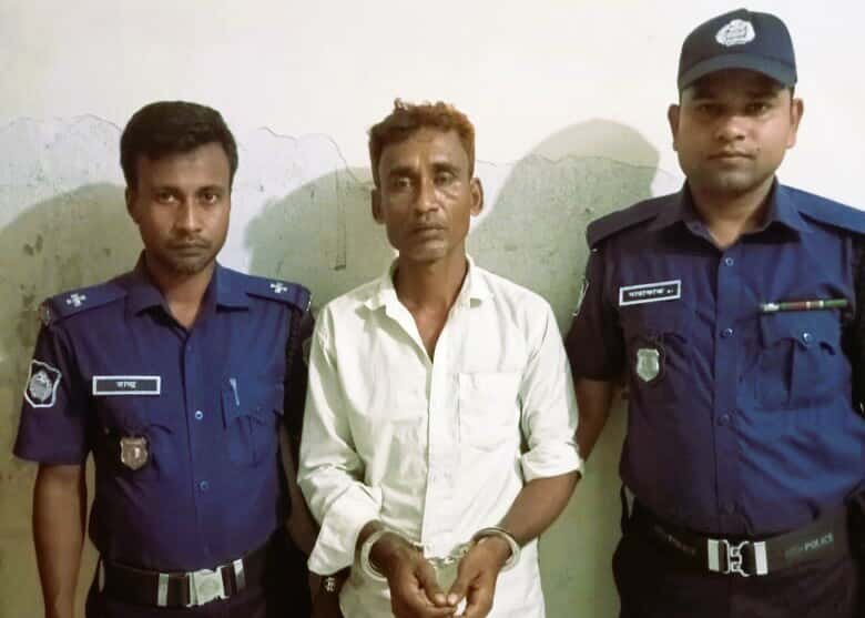 সুনামগঞ্জের তাহিরপুর সীমান্তে কলসীর ভেতর মদের চালান, মাদক কারবারি গ্রেফতার