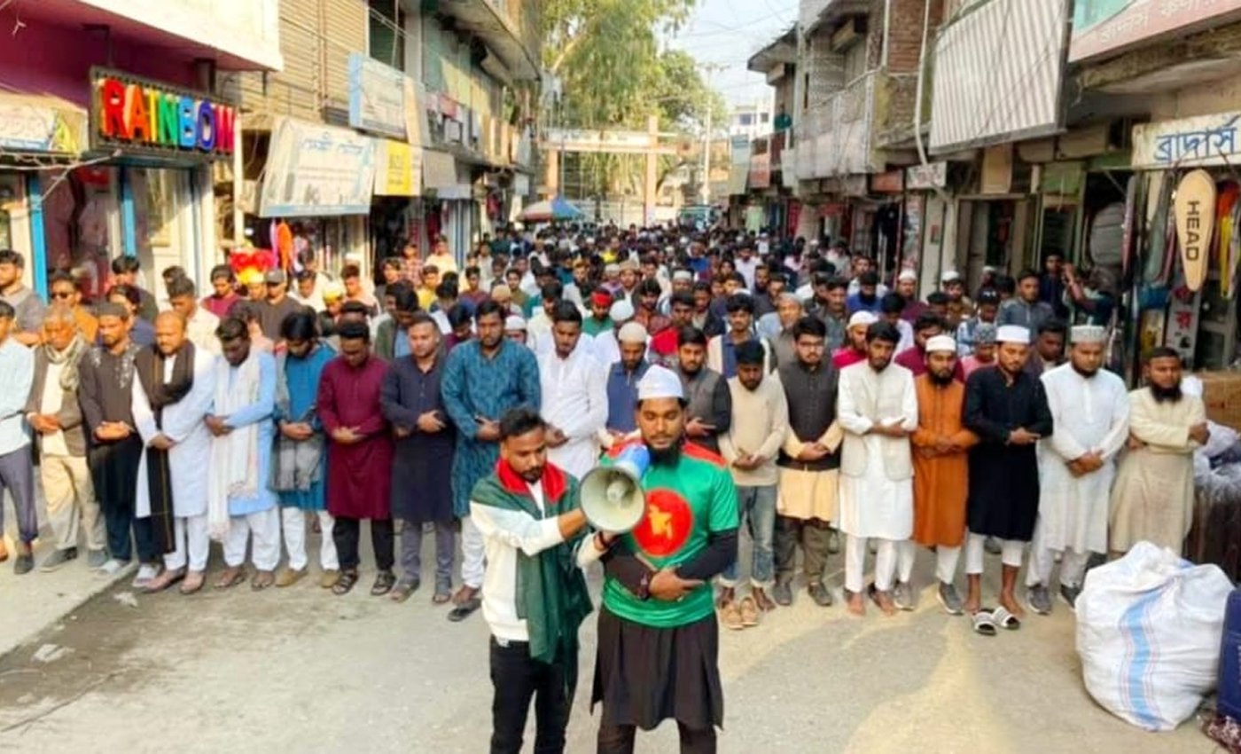 হাদি হত্যার বিচারের দাবিতে উল্লাপাড়ায় বিক্ষোভ