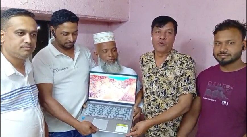 বিএনপির জর্ডান কমিটির সাধারণ সম্পাদক হাজী মোঃ শামীম জর্ডান বিএনপির পক্ষ থেকে ল্যাপটপ তুলে দেন সানাউল্লাহ সুমন কে।