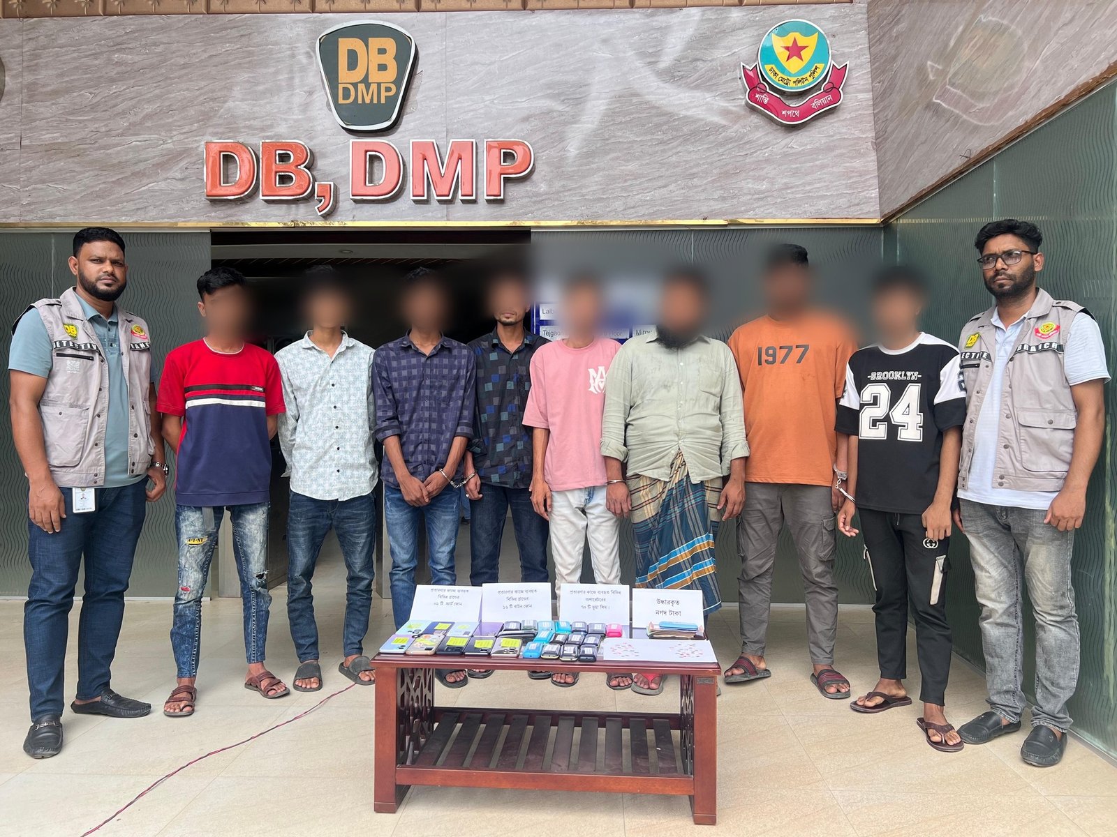 অনলাইনে ইলিশ বিক্রির নামে পেইজ খুলে অভিনব প্রতারণা; ডিবি কর্তৃক প্রতারক চক্রের আট সদস্য গ্রেফতার