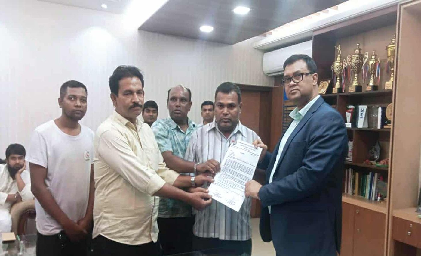 নওগাঁ ডিসির সাংবাদিকদের সঙ্গে অসৌজন্য আচরণের প্রতিবাদে স্মারকলিপি প্রদান