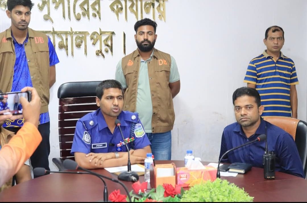 জামালপুর জেলা পুলিশের বিশেষ অভিযানে রাষ্ট্রবিরোধী চক্রের দুই সদস্য গ্রেপ্তার"