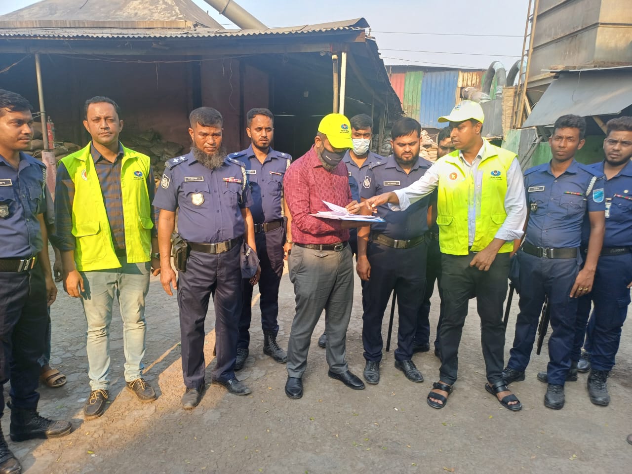 কেরানীগঞ্জে অভিযানে অবৈধ ব্যাটারী কারখানা সিলগালা,  ৭ দিনের মধ্যে দস্তা বর্জ্য অপসারণের নির্দেশ