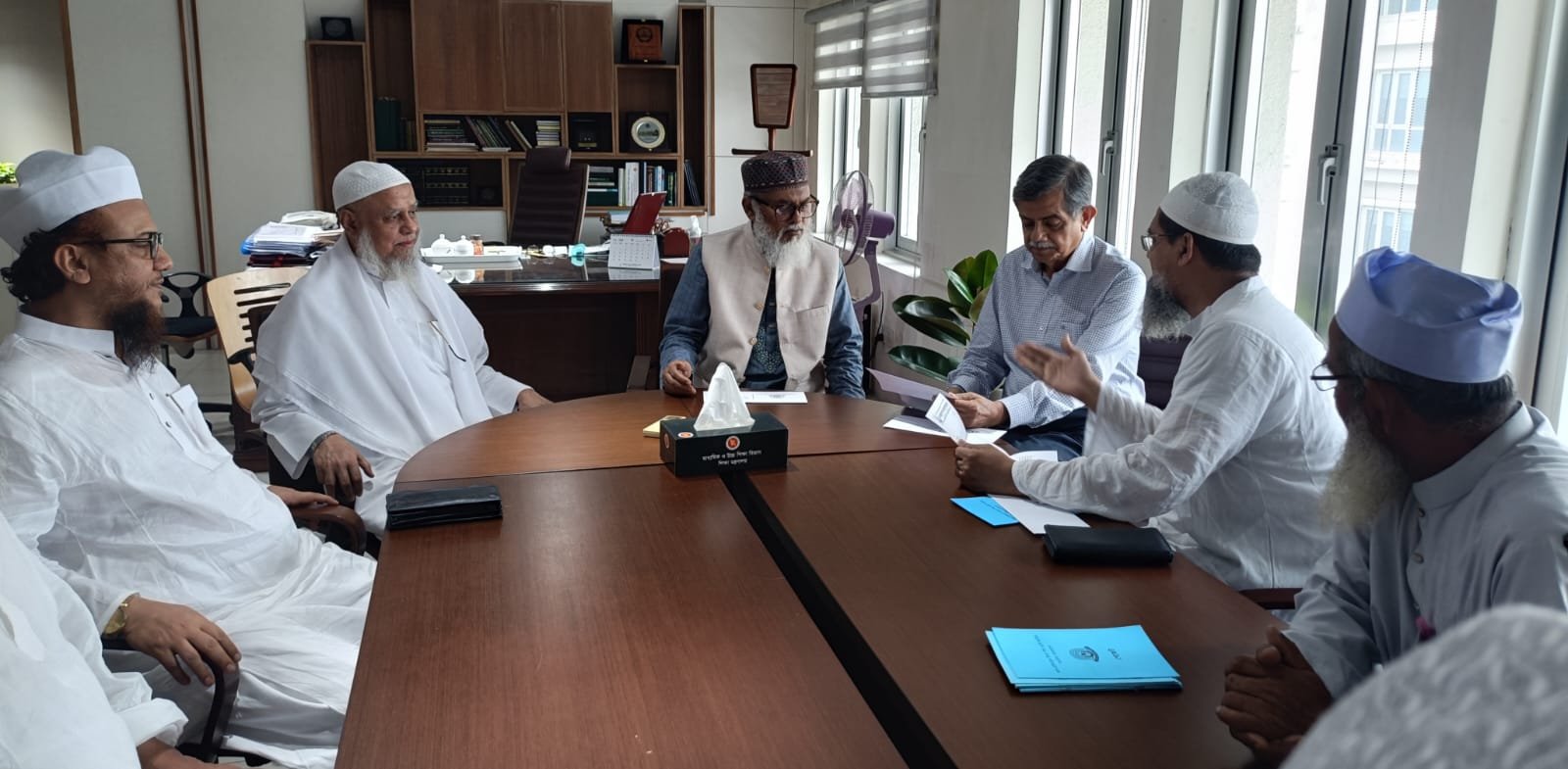 শিক্ষা উপদেষ্টার সাথে আল-হাইআতুল উলয়া লিল-জামি' আতিল কওমিয়া বাংলাদেশের প্রতিনিধি দলের সাক্ষাৎ