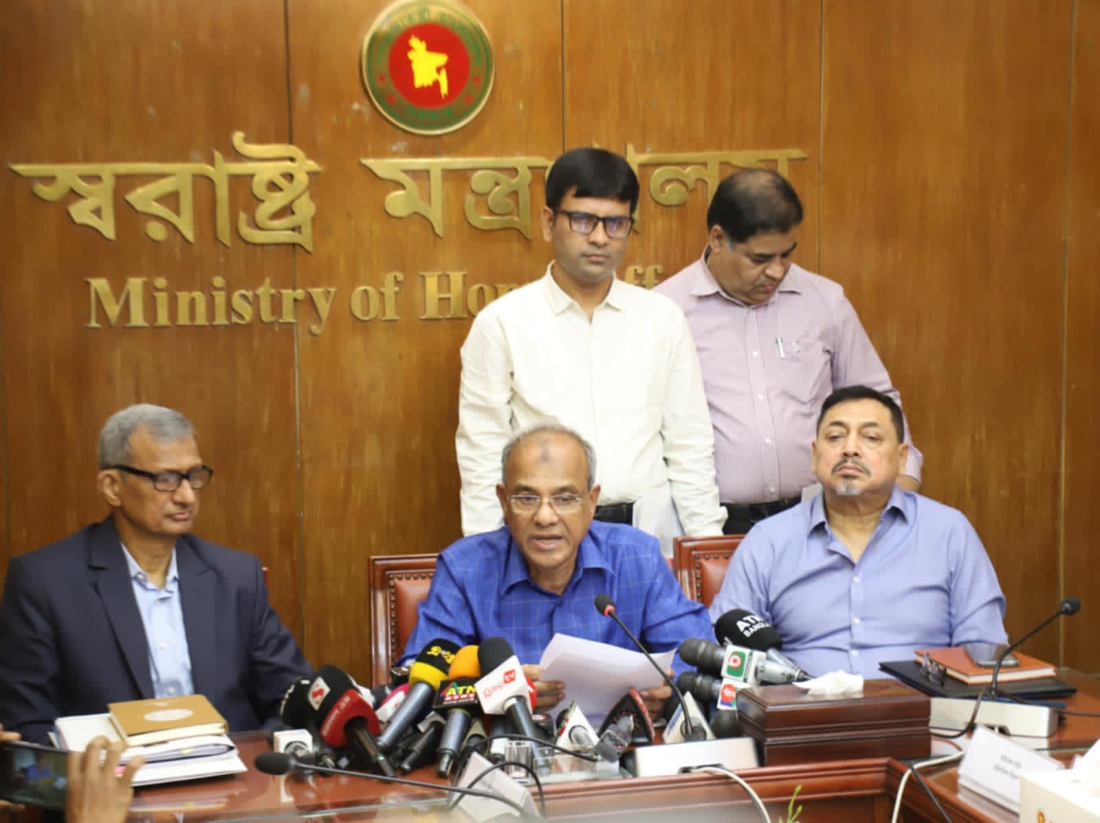 জনগণ যাতে উৎসবমুখর পরিবেশে ঈদ উদযাপন করতে পারে সে লক্ষ্যে কাজ করছে সরকার- স্বরাষ্ট্র উপদেষ্টা